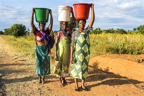 African women carrying water