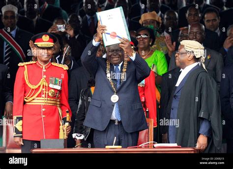 Uhuru Kenyatta signing the Constitution of Kenya 2010